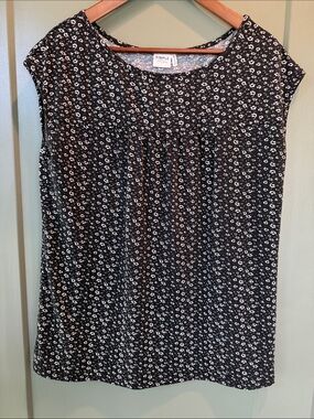 Simple Black & White Floral Sleeveless Blouse